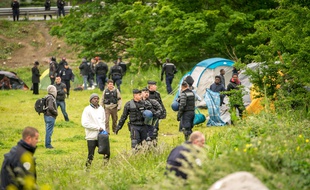 Deux squats de migrants ont été évacués, mardi, à Calais.