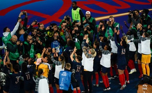 Les Bleues, assaillies par les photographes au Parc des Princes après le succès contre la Corée du Sud..
