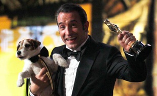 Jean Dujardin et le chien Uggie, aux Oscars 2012, le 26 février 2012.