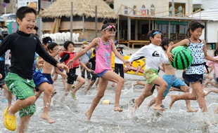 Des enfants à la plage de Zushi, près de Tokyo, le 27 juin 2014.