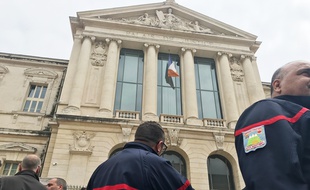 Près de cent pompiers sont venus soutenir leurs collègues devant le palais de justice de Nice.
