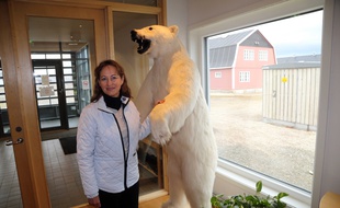 Ny-Alesund (Norvège), le 17 août 2016. Ségolène Royal, alors ministre de l'Ecologie, pose devant un ours empaillé dans un restaurant lors d'un voyage en Norvège.