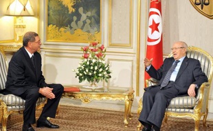 Le président tunisien Béji Caïd Essebsi (d) et le Premier ministre Habib Essid, le 5 janvier 2015 à Tunis