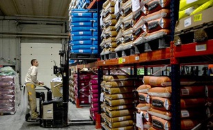 Un employé au travail dans une fabrique de farine en Sein-et-Marne
