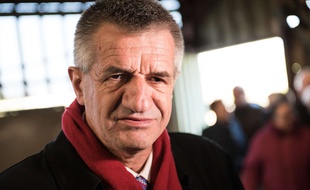 Jean Lassalle visite la ferme de Lyderic Enchery, maire de Culey le 19 avril 2017