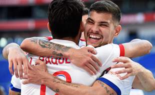 Les Brésiliens Lucas Paqueta et Bruno Guimaraes, qui ont inscrit trois des quatre buts lyonnais, samedi contre Lorient (4-1), se félicitent.