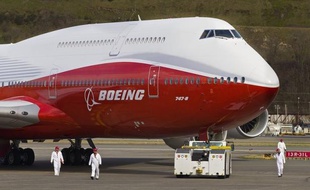 Le constructeur aéronautique américain Boeing a annoncé mercredi un bénéfice et un chiffre d'affaires supérieurs aux attentes au premier trimestre, malgré les déboires de son 787, cloué au sol depuis mi-janvier et qui devrait pouvoir voler bientôt à nouveau.