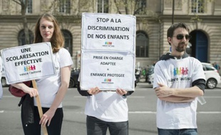 Des militants de l'association "Vaincre l'Autisme" manifestent devant la mairie de Paris, le 21 avril 2016