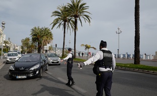 Des contrôles de police à Nice, le 17 mars 2020