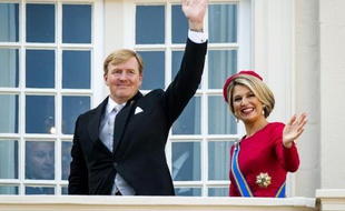 Le roi des Pays-Bas Willem-Alexander et son épouse la reine Maxima saluent la foule depuis leur balcon de leur résidence à La Haye, le 16 septembre 2014