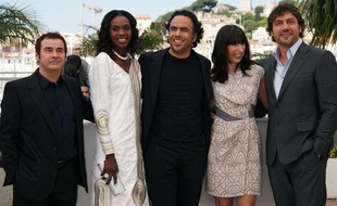 Toute l'équipe de «Biutiful» d'Alejandro Gonzalez Inarritu (au centre) lors de la présentation du film à Cannes, lundi 17 mai 2010.