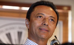 L'avion qui devait ramener au pays l'ancien président malgache Marc Ravalomanana après près de trois ans d'exil a dû faire demi-tour et rentrer à Johannesburg samedi, l'espace aérien malgache lui ayant été interdit.