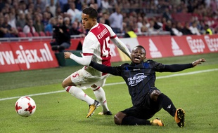 Kluivert au duel avec Seri.