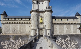 Zevs a réalisé un graffiti propre sur les douves du château.