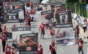 Des militants anticorrida défilent à Alès le 31 mai 2014