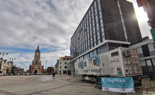Le Digitruck de Huawei stationné ici à Lens (illustration).
