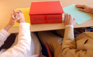 Illustration d'un dossier de succession chez un notaire.