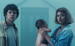Jesse Eisenberg, un bébé et Imogen Poots dans Vivarium.