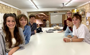 Une partie des étudiants et leur professeur qui ont remporté le concours sur le nouveau design de la tenue de la police nationale.