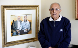 Le discret vétéran de la lutte anti-apartheid Ahmed Kathrada, compagnon de cellule de Nelson Mandela