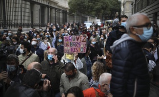 Des manifestants contre la fermeture des bars et restaurants à Marseille, vendredi 25 septembre.