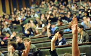 Des étudiants participent à une assemblée générale à l'université de Strasbourg, le 04 février 2009, afin de décider des actions à mener dans le cadre du mouvement national de protestation contre le décret réformant le statut des enseignants-chercheurs. AFP PHOTO / PATRICK HERTZOG