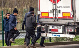 Des migrants tentent de s'introduire dans un camion sur l'aire d'autoroute de Saint-Laurent, près de Steenvoorde (Nord), le 7 mars 2017