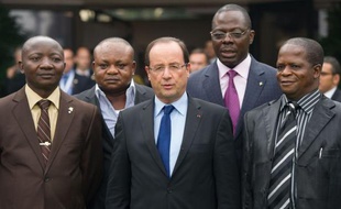 Le président français François Hollande a souligné samedi à Kinshasa, en marge du 14e sommet de la francophonie, que "parler le français, c'est aussi parler les droits de l'homme", après une rencontre avec l'opposition congolaise et des ONG.