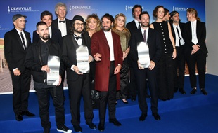 Le réalisateur Kyle Marvin, Michael Angelo Covino, Carlo Mirabella Davis et Robert Eggers posent avec le jury du Festival de Deauville le 14 septembre 2019