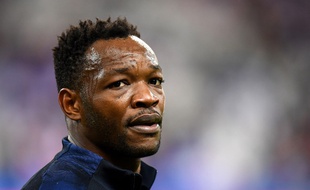Steve Mandanda à l'échauffement avant France-pays de Galles, le 10 novembre 2017 au Stade de France.