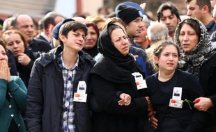 Des proches des victimes de l'attentat d'Ankara pleurent le 19 février 2016 lors des funérailles dans la capitale turque