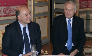Pierre Moscovici (à g.) et Jean-Marc Ayrault, le 2 octobre à Paris.