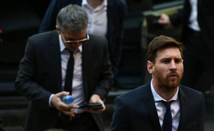 Lionel Messi, suivi de son père Jorge Horacio Messi, le 2 juin 2016 à leur arrivée au tribunal de Barcelone
