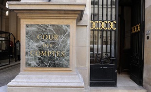 Devant la Cour des Comptes à Paris.