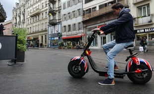 Assis, voire debout, ces trottinettes électriques strasbourgeoises sont bridées à 6 km/h en zones piétonnes.