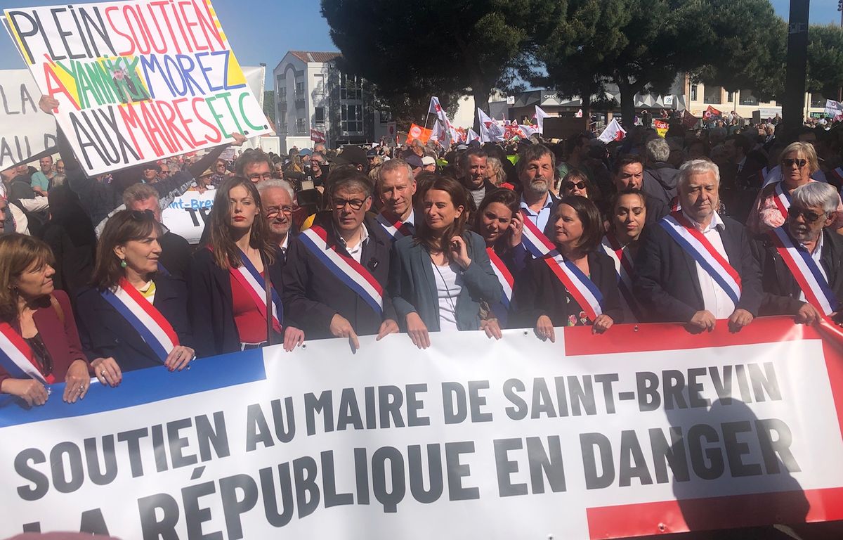 Saint-Brevin : Plusieurs milliers de personnes pour « soutenir Yannick Morez, et donc soutenir la République »