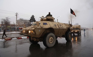 Des membres des forces de sécurité afghanes arrivent sur les lieux de l'attaque contre le complexe de l'Académie militaire à Kaboul, le 29 janvier 2018.