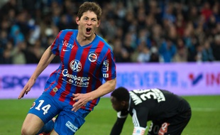 Caen's Argentinian forward Emiliano Sala (L) celebrates after scoring a goal during the French L1 football match between Marseille (OM) and Caen (SMC) on February 27, 2015 at the Velodrome stadium in Marseille, southern France. AFP PHOTO / BERTRAND LANGLOIS