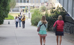 Des étudiantes sur le campus de Villejean de l'université Rennes 2.