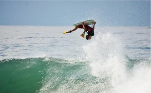 Pierre Louis Costes, licencié à l'Ocean Roots Surf Club et 2e au classement mondial provisoire, touche son rêve du bout des doigts.