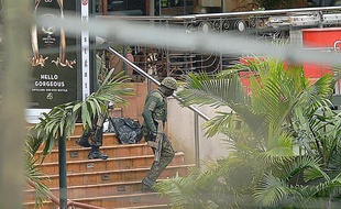 Des soldats kényans au centre commercial Westgate le 24 septembre 2013.