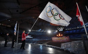 Le drapeau olympique flotte dans le stade de Vancouver, lors de la cérémonie de clôture des Jeux, le 28 février 2010.