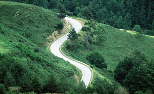 Une route des Pyrénées. Illustration.