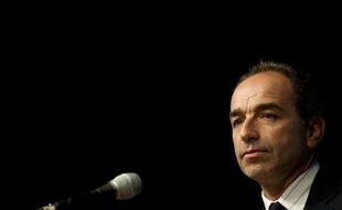 A un mois des municipales, le président de l'UMP Jean-François Copé est accusé par Le Point d'avoir favorisé une société de communication de deux de ses proches avec l'argent de son parti, accusation immédiatement balayée par l'intéressé, qui dénonce un "coup monté" et porte plainte.