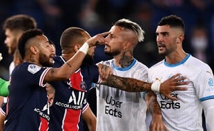 Neymar et Alvaro sont dans un bateau.