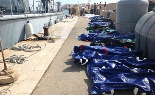 Photo fournie par l'agence de santé de Palerme montrant des corps de migrants alignés sur un quai du port de Lampedusa, le 3 octobre 2013