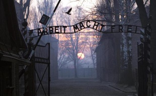 L'entrée du camp nazi d'Auschwitz le 13 janvier 2005