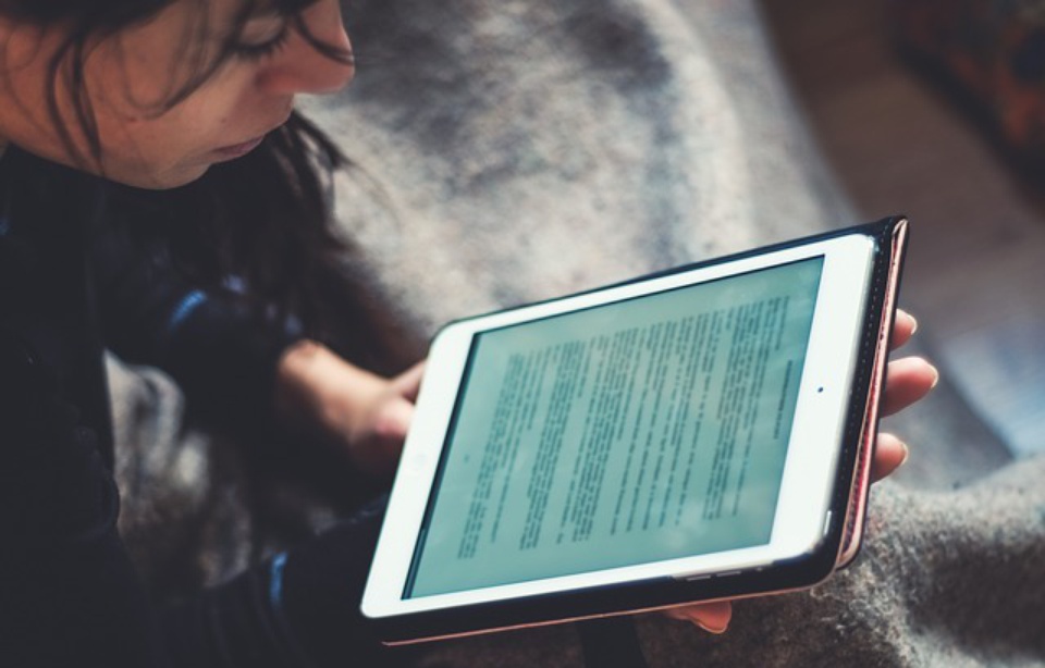 960x614_jeune-fille-train-lire-e-book