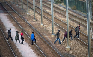 Des migrants sur le site du tunnel sous la Manche en août 2015