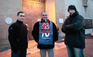 Les fonctionnaires ont protesté
pendant une heure, hier matin.